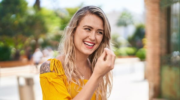 Kvinde laver italiensk tegnsprog